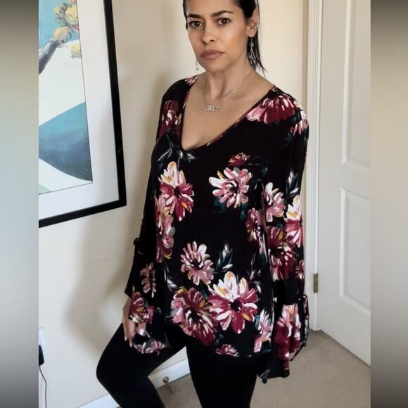 1.state black floral bell sleeve v neck top size M - Picture 3 of 8